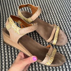 Taos Gala sandal gold snake straps women’s shoe size 9-9.5 (40)